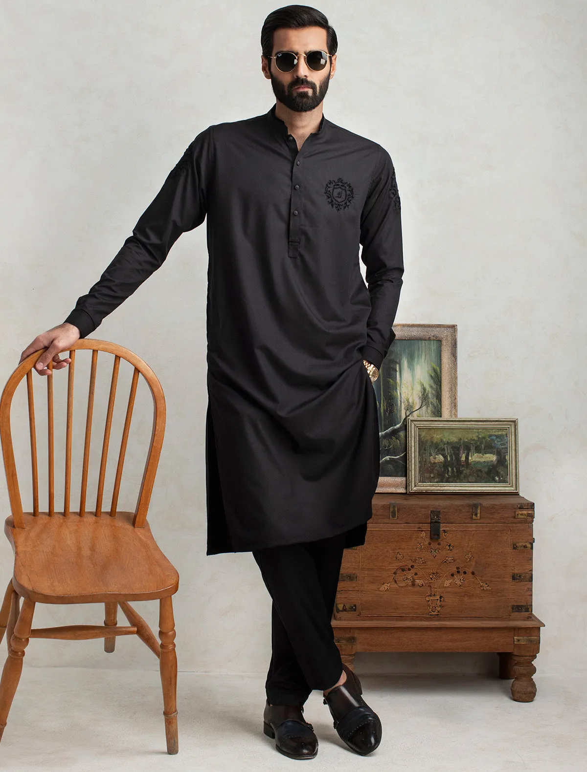 BLACK EMBROIDERED KURTA PAJAMA